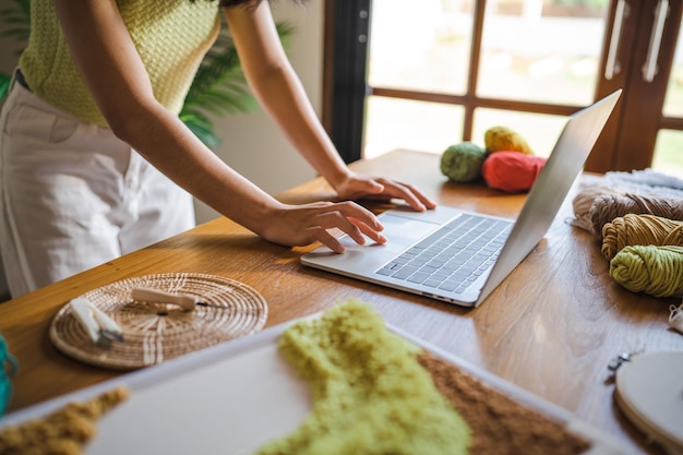 Persona enviando mensaje desde formulario